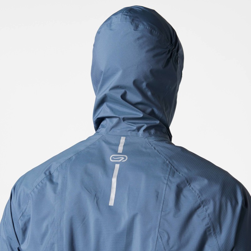 Capuche avec un système de serrage élastique